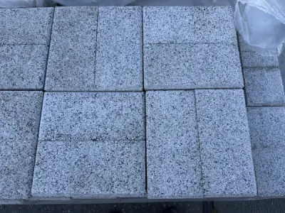 11 M2 Betontegel Grijs Met Facet 20x10x8 Cm – kavel bij XL Auctions