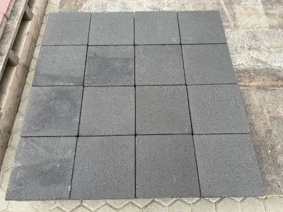 64,80 M2 Betonsteen Zwart 20x20x6 Cm – kavel bij XL Auctions