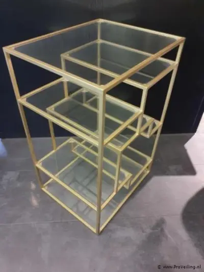 Displaykast v.v. goudkleurig metalen frame en glazen planken – kavel bij ProVeiling, Rotterdam