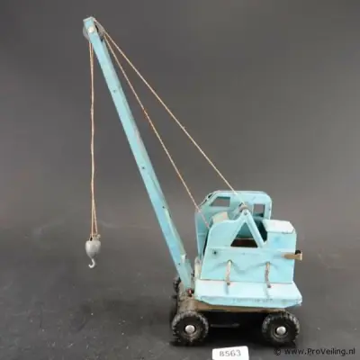 Jones KL44 speelgoedhijskraan van geperst staal uit de jaren 1950 of 1960 – kavel bij ProVeiling, Wageningen