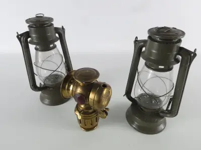 Set van 3 Vintage Lantaarns: 2x Meva 865 Stormlamp & 1x Messing Seinlamp / Carbidlamp – kavel bij De Kringwinkel, Heverlee
