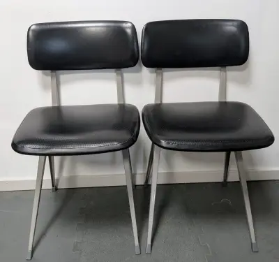 Set van 2 vintage Result-stoelen – Friso Kramer & Wim Rietveld voor Ahrend de Cirkel – kavel bij De Kringwinkel, Sint-Niklaas