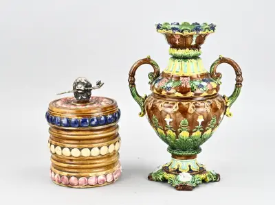 2x Antiek majolica, H 18 - 26 cm – kavel bij Twents Veilinghuis