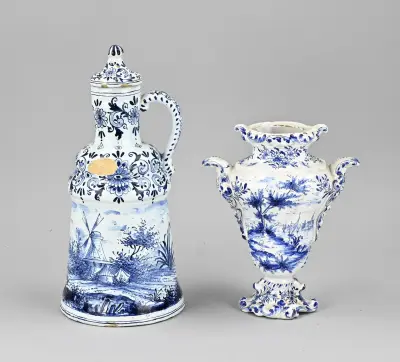Delftse karaf + vaas, H 20 - 29 cm – kavel bij Twents Veilinghuis
