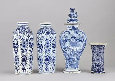 4x Delftse vaas, H 16 - 34 cm – kavel bij Twents Veilinghuis