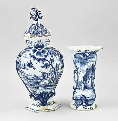 2x Delftse vaas, H 20 - 33 cm – kavel bij Twents Veilinghuis
