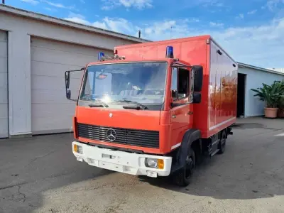 1 Mercedes-Benz 817F mit Kofferaufbau und Ladebordwand – kavel bij Zoll-Auktion, Schwäbisch Gmünd
