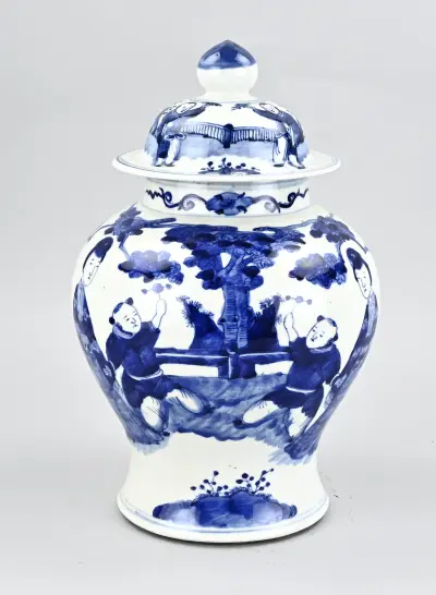 Chinese dekselvaas, H 36 cm – kavel bij Twents Veilinghuis