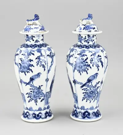 2x Chinese dekselvaas, H 28 cm – kavel bij Twents Veilinghuis
