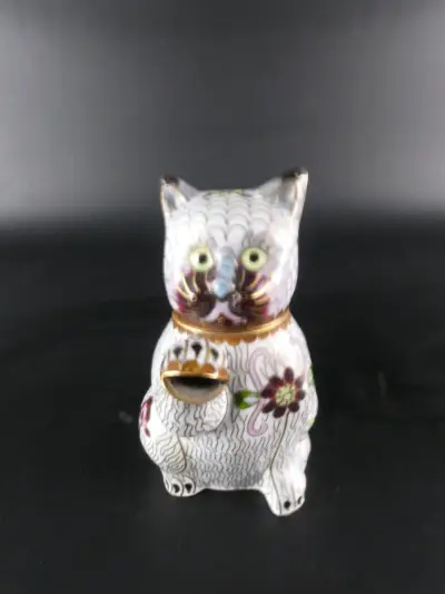 Chinese Cloisonné Theepot – Zittende Kat met bloemenmotief – kavel bij De Kringwinkel, Heverlee