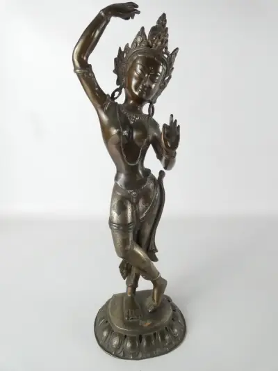 Decoratief beeld van een dansende godin of tempeldanseres – kavel bij De Kringwinkel, Heverlee