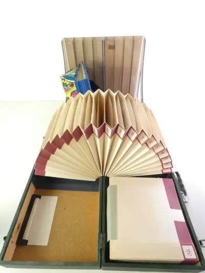 Vintage vinylopbergset met koffer, platenrekken en platenalbums – kavel bij De Kringwinkel, Heverlee