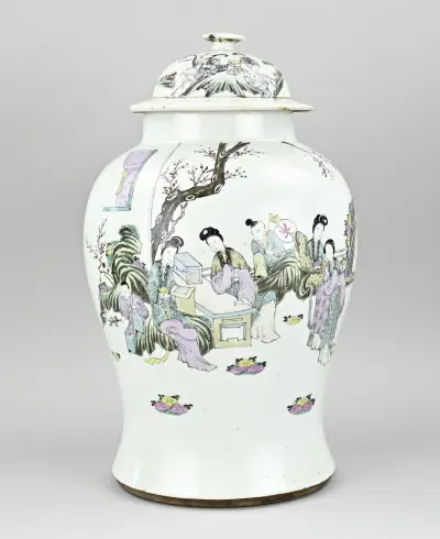 Chinese dekselvaas, H 42 cm – kavel bij Twents Veilinghuis