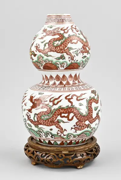 Chinese knobbelvaas op console, H 29 cm – kavel bij Twents Veilinghuis