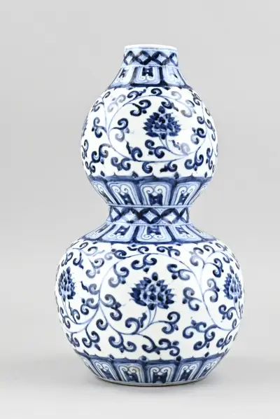 Chinese knobbelvaas, H 35,2 cm – kavel bij Twents Veilinghuis