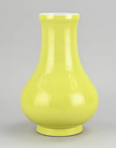 Chinese vaas (geel), H 26,8 cm – kavel bij Twents Veilinghuis