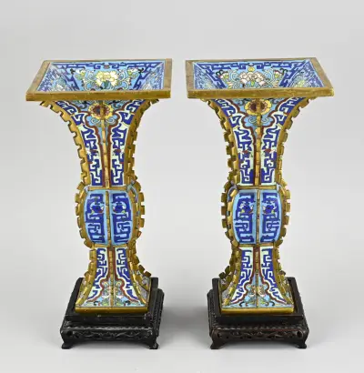 2x Chinese vaas op console, H 29,5 cm – kavel bij Twents Veilinghuis