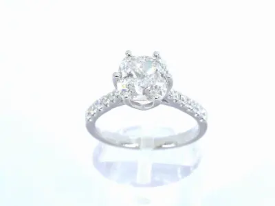 Witgouden 18 carat ring met een grote natuurlijke briljant geslepen diamant van 3.00 carat en briljanten – kavel bij Onlineveilingmeester
