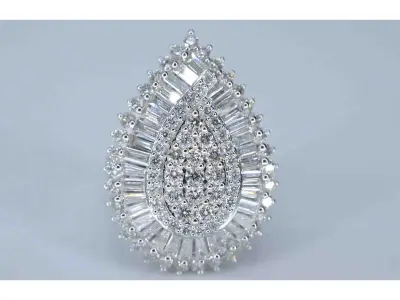 Exclusieve witgouden druppelvormige entourage ring met diamanten – kavel bij Onlineveilingmeester