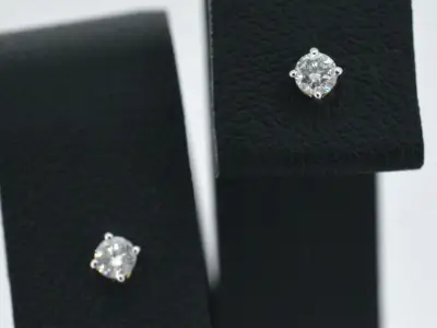 Gouden oorbellen met diamant – kavel bij Onlineveilingmeester