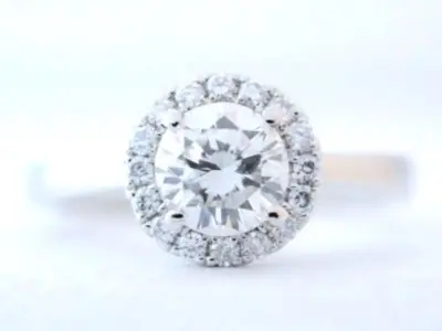 Witgouden entourage ring met diamanten en centraal een 0.50 carat diamant – kavel bij Onlineveilingmeester
