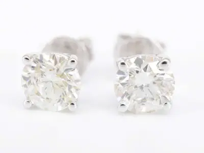 Witgouden oorbellen met twee solitaire diamanten van 1.00 carat totaal – kavel bij Onlineveilingmeester