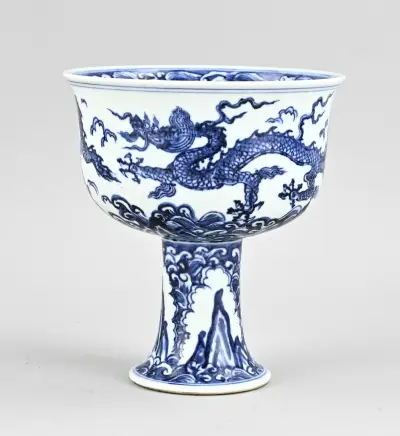 Oude Chinese stemcup, H 17,6 x Ø 15,7 cm – kavel bij Twents Veilinghuis