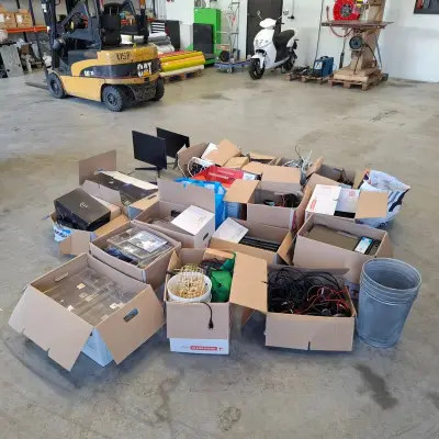 2x Pallet met diversen; Sfeerartikelen, kantoorbenodigdheden, multimedia – kavel bij Onlineveilingmeester, Raalte