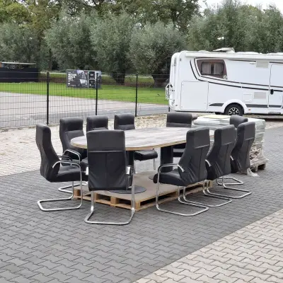 Vergadertafel met 10x stoel en ca. 70 m² laminaatvloer – kavel bij Onlineveilingmeester, Raalte