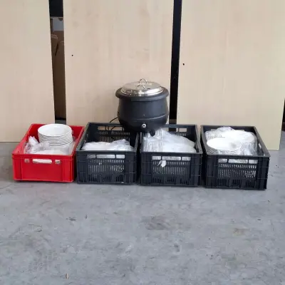 Partij horeca- en cateringmateriaal – kratten, borden en warmhoudketel – kavel bij Onlineveilingmeester, Raalte