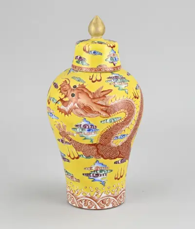 Chinese dekselvaas, H 25,8 cm – kavel bij Twents Veilinghuis
