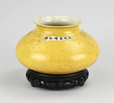 Chinese gele vaas op console, H 12 cm – kavel bij Twents Veilinghuis