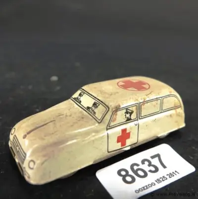 Oud blikken speelgoedautootje (litho-blik) in de vorm van een witte ambulance met rode kruisen, lijkend op de klassieke Marchesini (Penny Toys) mod… – kavel bij ProVeiling, Wagenin