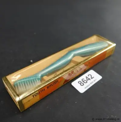 Beauty 55 tandenborstel uit de jaren 70 of 80, een retro novelty-artikel waarvan de kunststof steel is gevormd als een vrouwenbeen (een zogenaamde… – kavel bij ProVeiling, Wagening