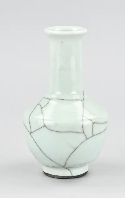 Oude/antieke celadon pijpvaas, H 18 cm – kavel bij Twents Veilinghuis