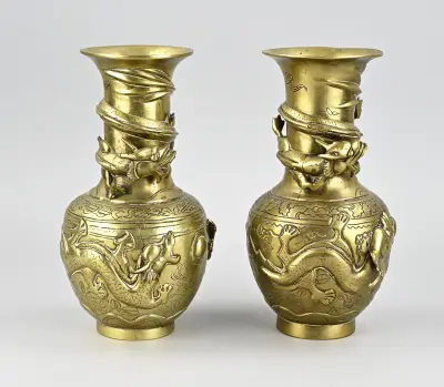 2x Chinese vaas, H 30 cm – kavel bij Twents Veilinghuis