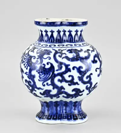 Chinese vaas, H 24 cm – kavel bij Twents Veilinghuis