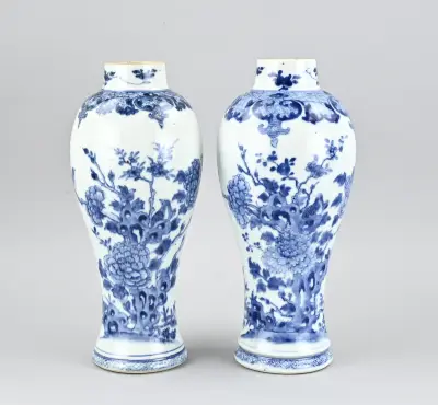 2x Chinese vaas, H 30 cm – kavel bij Twents Veilinghuis