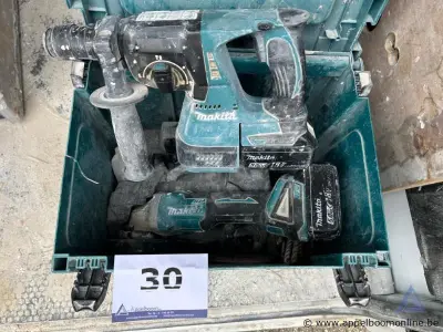 Accu boorhamer Makita DHR242, 18 V, boorcapaciteit 24 mm, inclusief zijhandgreep. Accu haakse slijper Makita DGA506, 18 V, schijfdiameter 125 mm. W… – kavel bij Appelboom