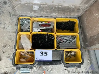 Organizer STANLEY FATMAX, inhoudende diverse bevestigingsmaterialen (schroeven, bouten, pluggen) en een tacker – kavel bij Appelboom
