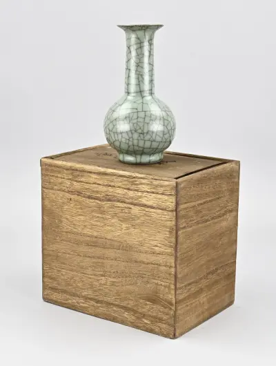 Chinese celadon vaas, H 17,3 cm – kavel bij Twents Veilinghuis
