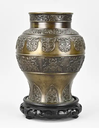 Chinese vaas van brons, H 24,5 cm – kavel bij Twents Veilinghuis