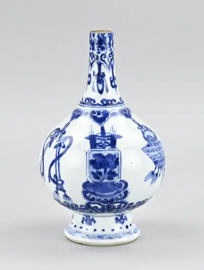 Chinese vaas, H 20,8 cm – kavel bij Twents Veilinghuis