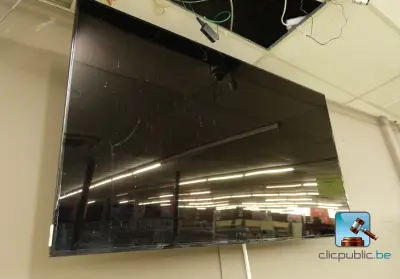 Televisie met muurbeugel – kavel bij Clicpublic, Châtelet