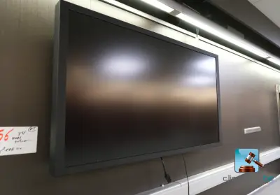Televisie met muurbeugel – kavel bij Clicpublic, Châtelet