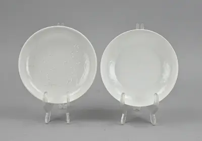 2x Chinese blanc de chine schotel Ø 14 - 15 cm – kavel bij Twents Veilinghuis