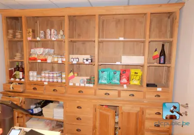 Houten meubel met inhoud – kavel bij Clicpublic, Waremme