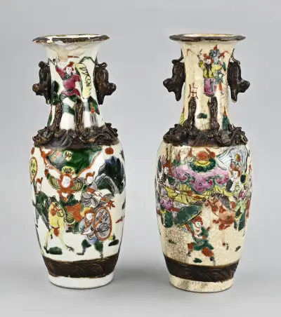 2x Kantonese Nanking vaas, H 29 cm – kavel bij Twents Veilinghuis
