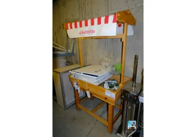 houten display – kavel bij Clicpublic, Châtelet