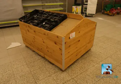 houten display – kavel bij Clicpublic, Châtelet